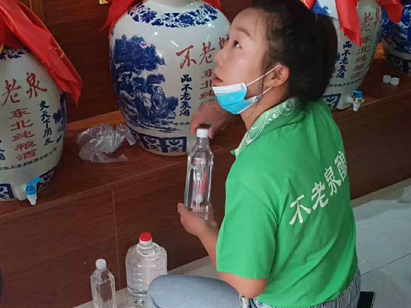 在这炎炎夏日喝白酒的好处